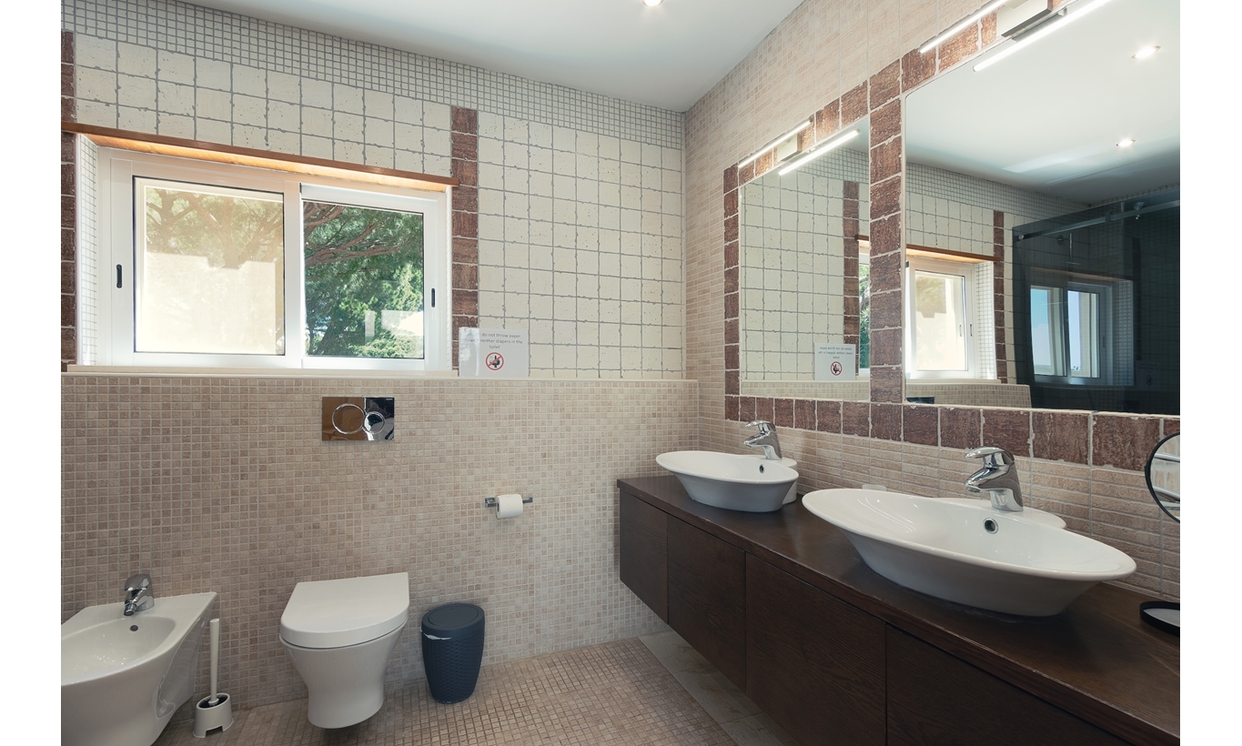Upper floor: WC3