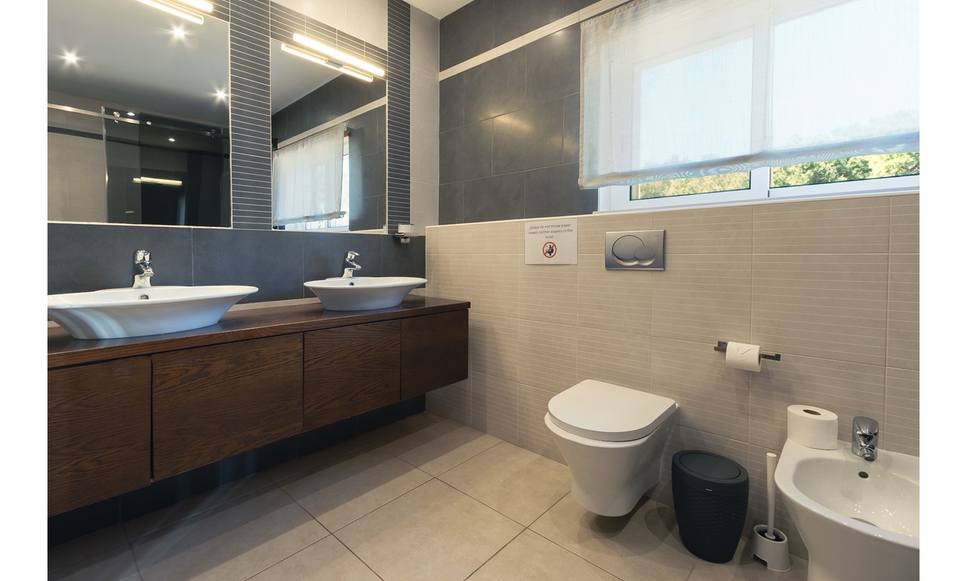 Upper floor: WC4